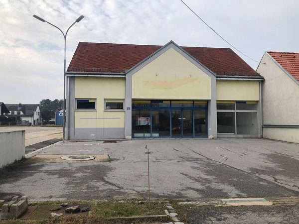 Commercial premises (former supermarket) with own parking spaces for rent